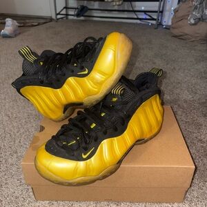 Nike Men's Black and Yellow Sneakers